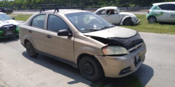 Chofer maneja distraído y causa choque