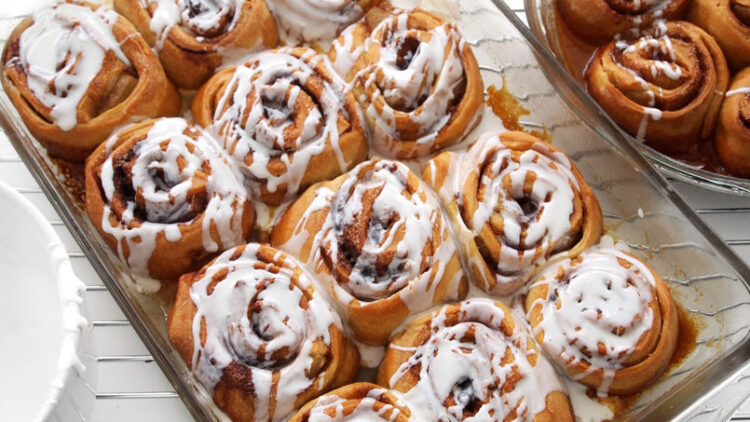 Te presentamos una receta de Esponjosos ROLLOS de CANELA.