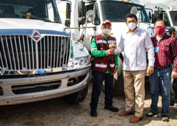 Da Mario López banderazo de salida de 20 compactadores de basura en Matamoros