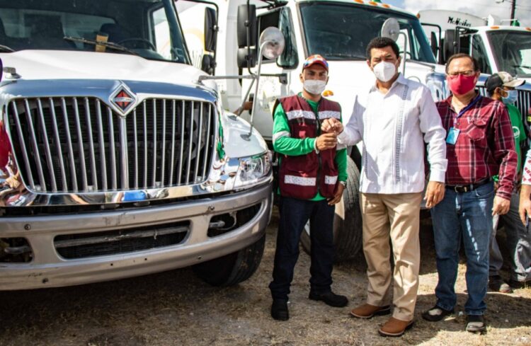 Da Mario López banderazo de salida de 20 compactadores de basura en Matamoros