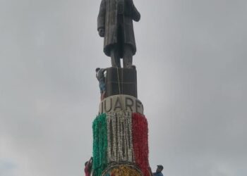 Coloca Ayuntamiento  adornos patrios en zona centro