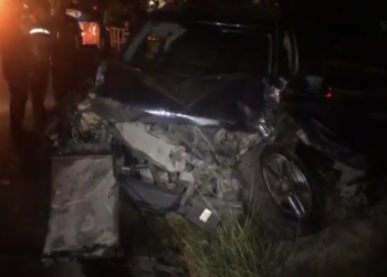 Chofer destroza camioneta al estrellarse con palmera