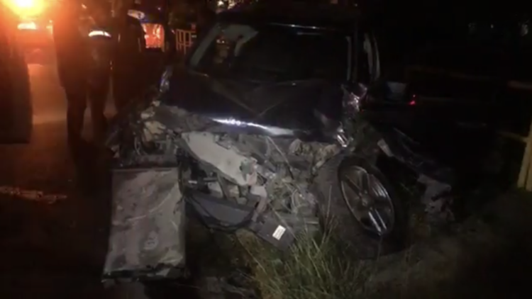 Chofer destroza camioneta al estrellarse con palmera