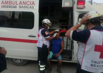 Derrapa de su bicicleta y se golpea la cabeza