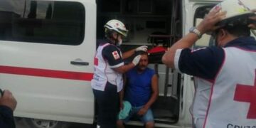 Derrapa de su bicicleta y se golpea la cabeza