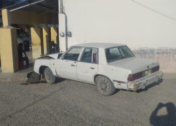 Automóvil se estrella contra tienda