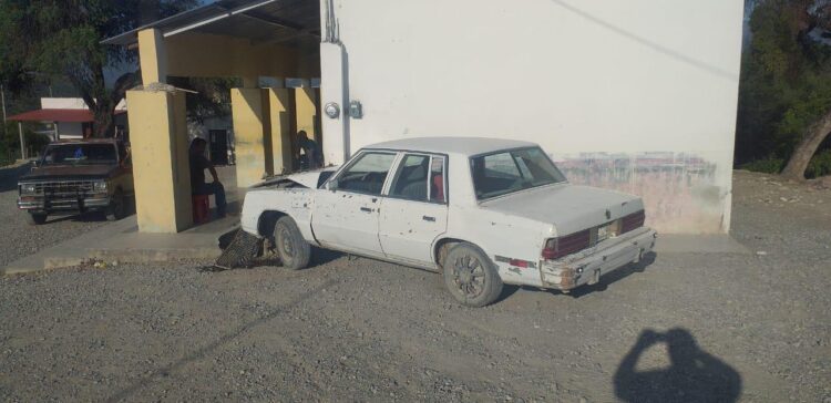 Automóvil se estrella contra tienda