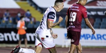 Cimarrones deja pasar una oportunidad de oro y pierde ante Mineros en casa