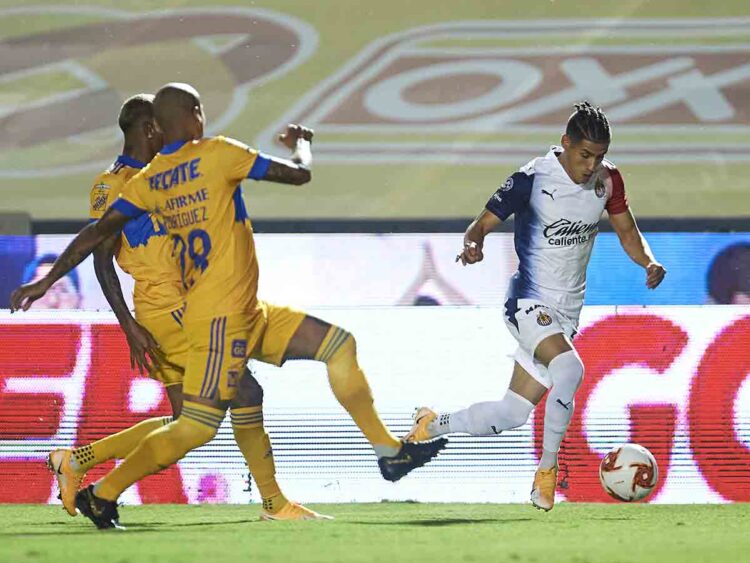 Chivas de Guadalajara le pega 3-1 a Tigres de la UANL