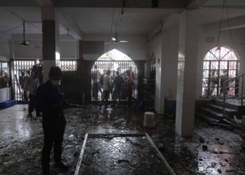 Explosión en mezquita deja al menos 16 muertos en Bangladesh