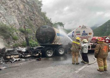 Arde pipa y cierra carretera Victoria-San Luis Potosí