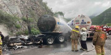 Arde pipa y cierra carretera Victoria-San Luis Potosí