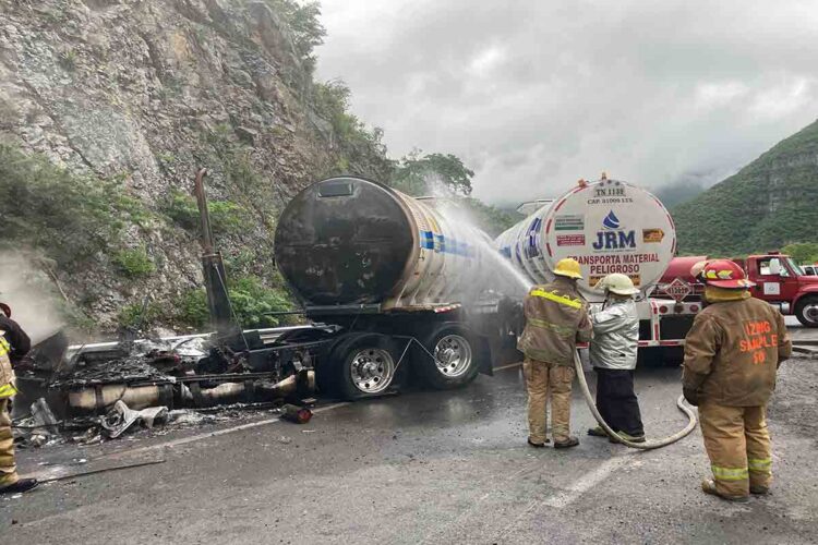 Arde pipa y cierra carretera Victoria-San Luis Potosí