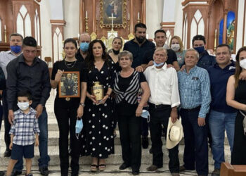 Arleth Terán despide a su papá con emotiva misa