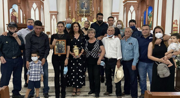 Arleth Terán despide a su papá con emotiva misa