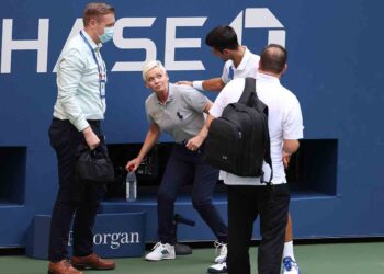 Novak Djokovic descalificado del US Open por pelotazo a jueza