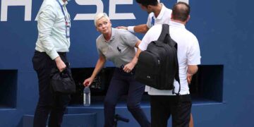 Novak Djokovic descalificado del US Open por pelotazo a jueza