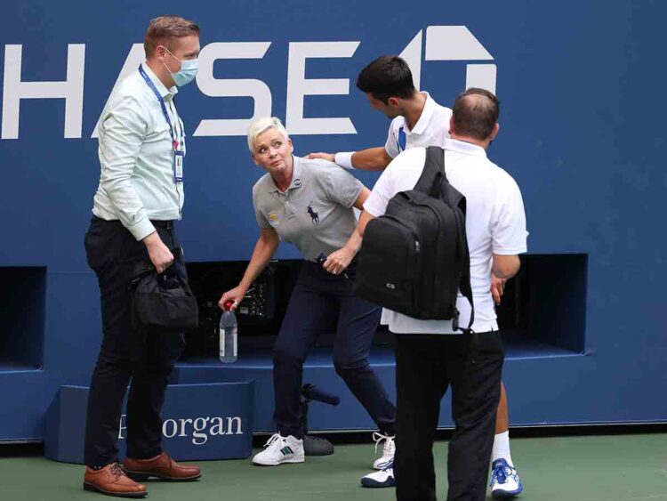 Novak Djokovic descalificado del US Open por pelotazo a jueza