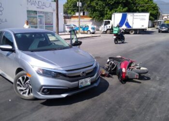 Distraído conductor lesiona a motociclista en choque