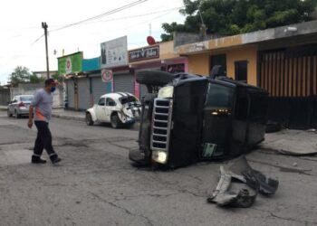 Camioneta choca con Volkswagen y acaba volcando