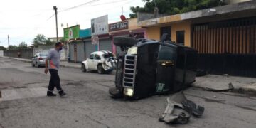 Camioneta choca con Volkswagen y acaba volcando