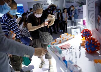 Presenta China por primera vez sus vacunas contra covid-19