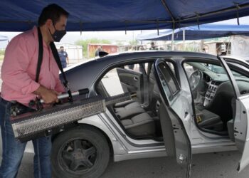 Seguirá desinfección gratuita de autos hasta abatir pandemia