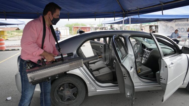 Seguirá desinfección gratuita de autos hasta abatir pandemia