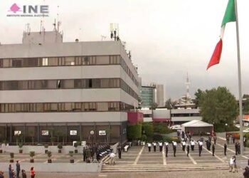 Inicia INE proceso electoral con izamiento de Bandera