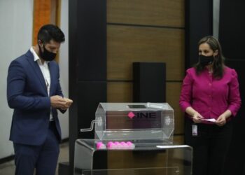 Define INE a 3 encuestadoras para consulta de Morena