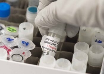 AstraZeneca suspende ensayo de vacuna contra covid; tendría efectos adversos