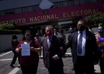 Se registran Muñoz Ledo y Yeidckol para encuesta de Morena