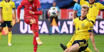 Portugal se impone a Suecia 2-0 con un histórico Cristiano