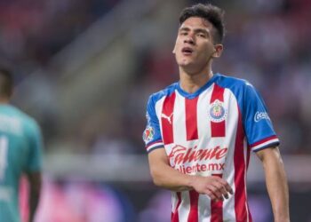 Uriel Antuna intercambia la camiseta con el América e infringe el reglamento de las Chivas