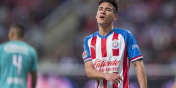 Uriel Antuna intercambia la camiseta con el América e infringe el reglamento de las Chivas