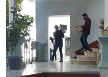 Empleados del ayuntamiento de Victoria, sacan papelería de las oficinas del alcalde Xicoténcatl González Uresti