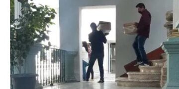 Empleados del ayuntamiento de Victoria, sacan papelería de las oficinas del alcalde Xicoténcatl González Uresti