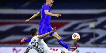 Cruz Azul derrota 1-0 al Pachuca en tiempo de compensación