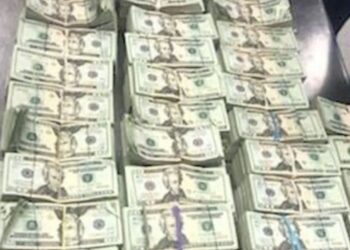 Encuentran medio millón de dólares escondidos en una silla