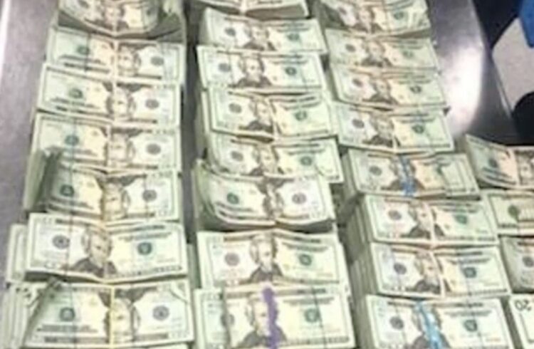 Encuentran medio millón de dólares escondidos en una silla