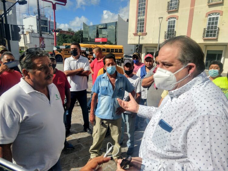 Taxistas levantan bloqueos de puentes internacionales y accesos en Matamoros