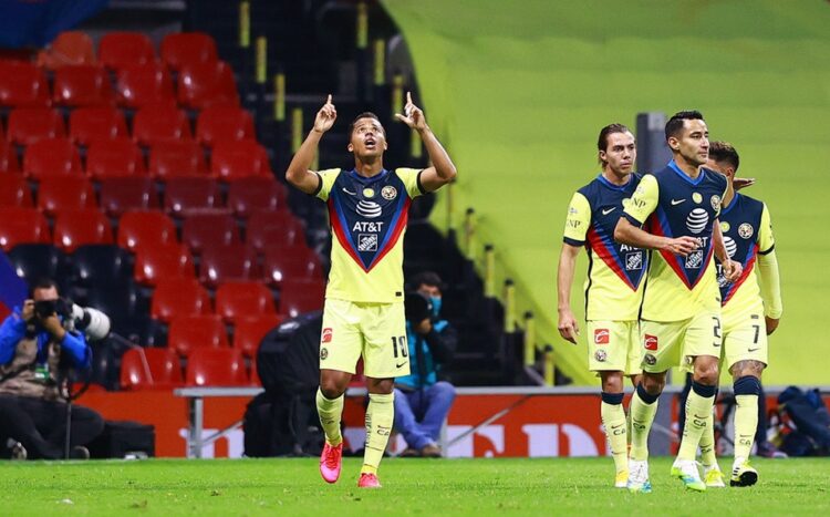 América festeja efusivamente la victoria sobre Chivas en el vestidor