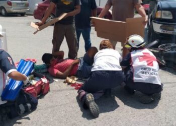 Camioneta embiste a motocicleta y lesiona a pareja