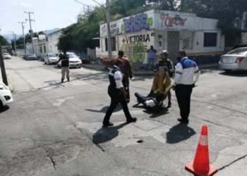 Baja de su auto y lo atropellan, muere en el lugar