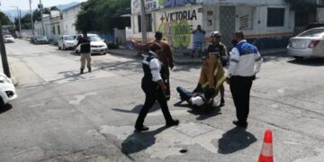 Baja de su auto y lo atropellan, muere en el lugar