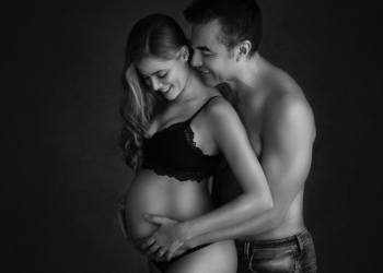 Adrián Uribe presume el octavo mes de embarazo de su novia