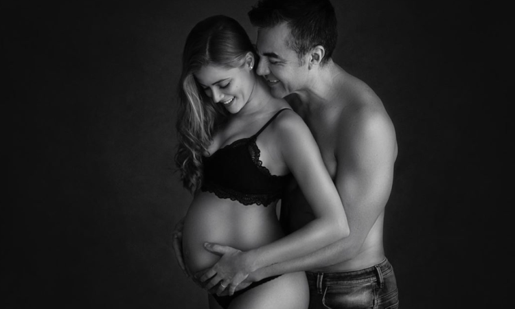 Adrián Uribe presume el octavo mes de embarazo de su novia