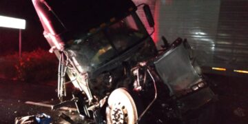 Chocan tráiler en Juamave y chofer resulta lesionado