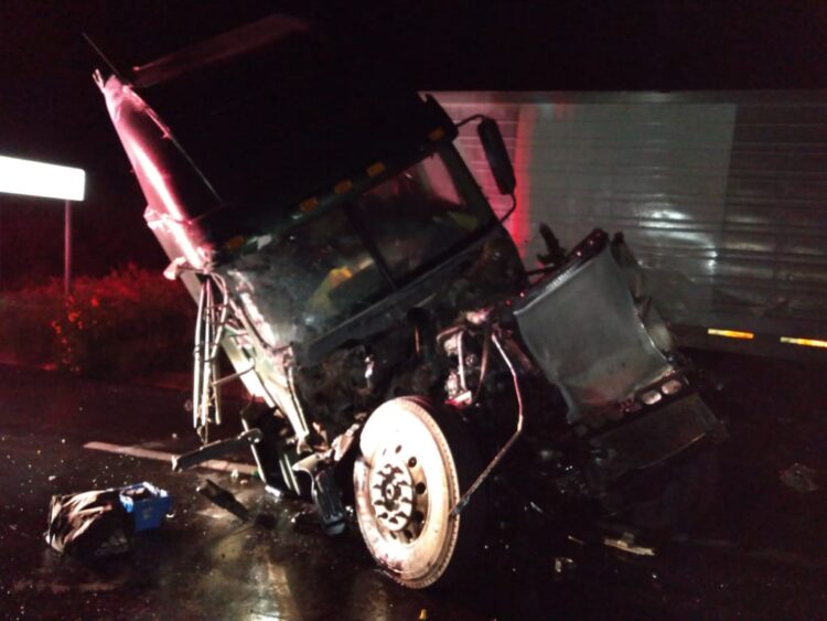 Chocan tráiler en Juamave y chofer resulta lesionado