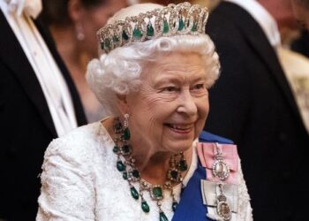 Reina Isabel II hará homenaje a trabajadores de salud